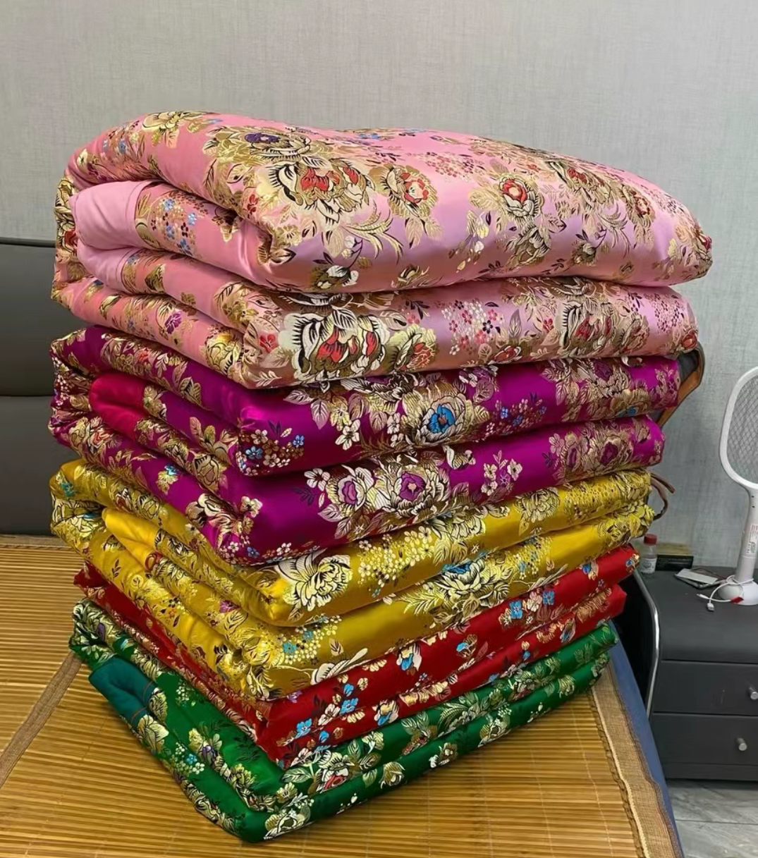 太好看了 全新,纯手工,结婚的缎被,这个被面是超级丝滑柔软织锦软缎