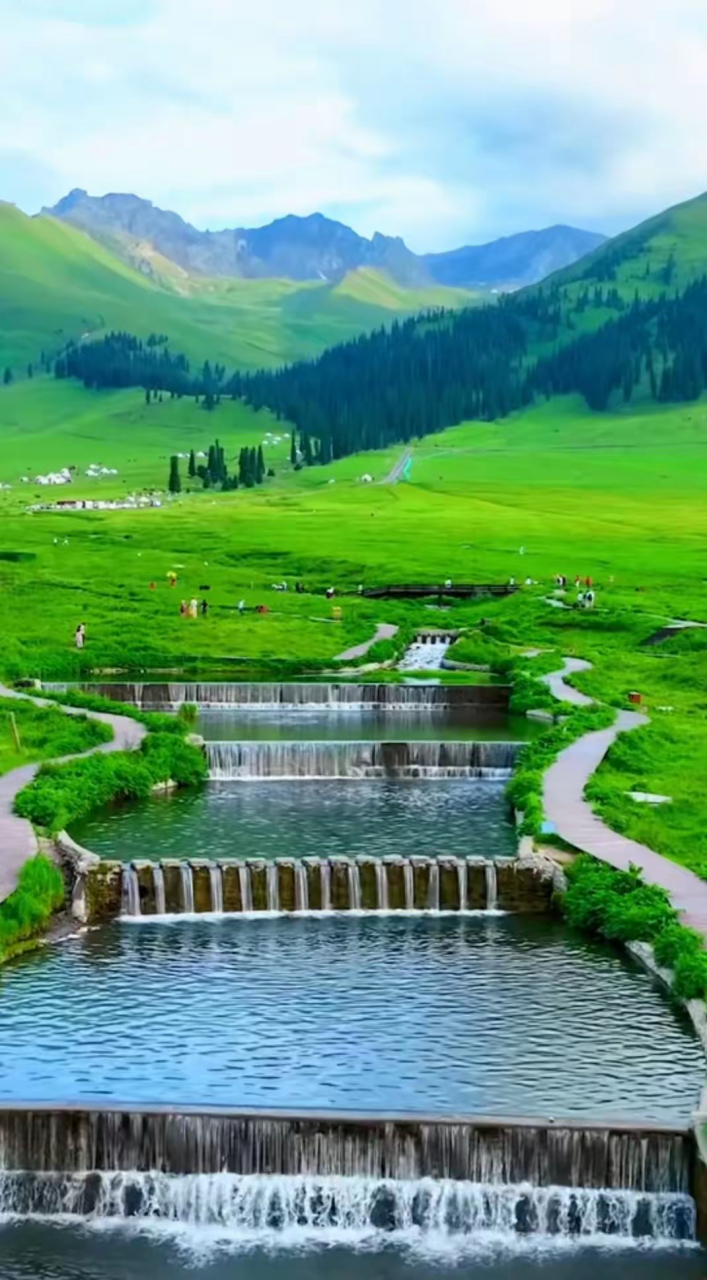 那拉提草原有多美,看山河观风景,跟着季节游中国.