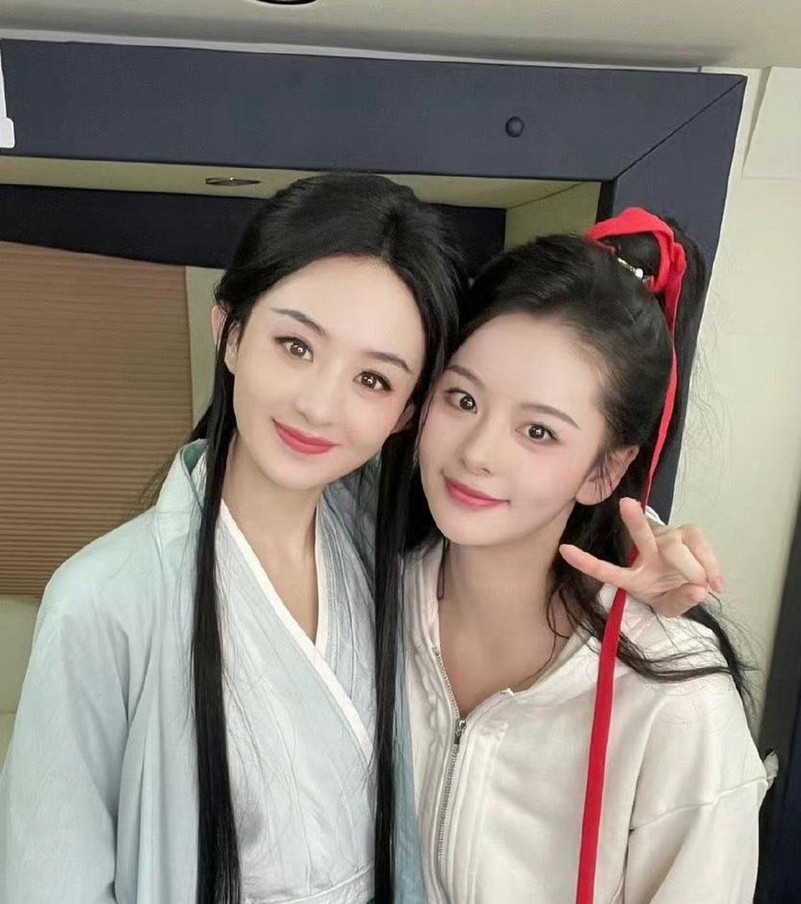 赵丽颖和她的替身合影