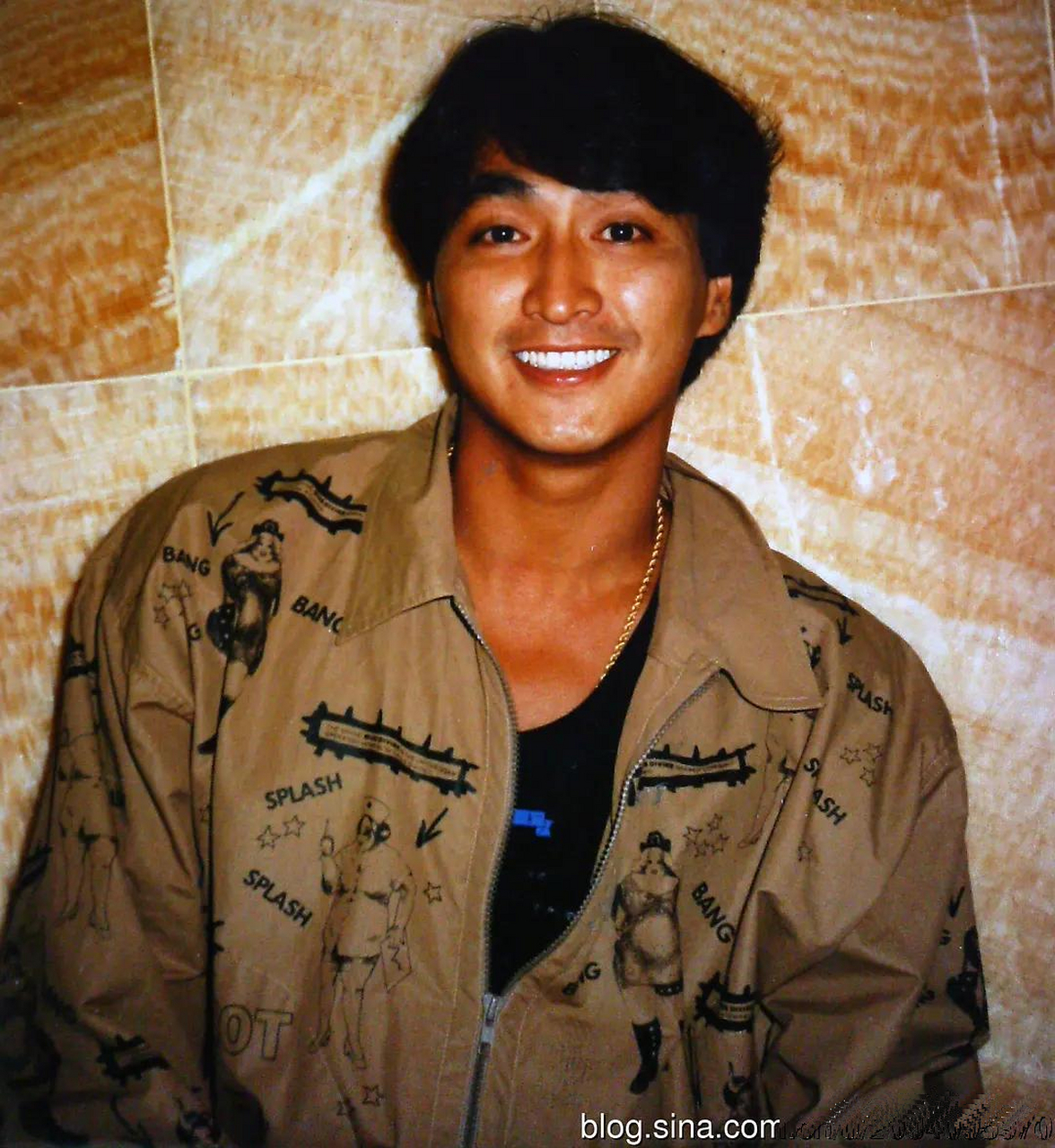 何家劲年轻时也是帅到没朋友,剑眉星目的样子,也是迷倒万千少女