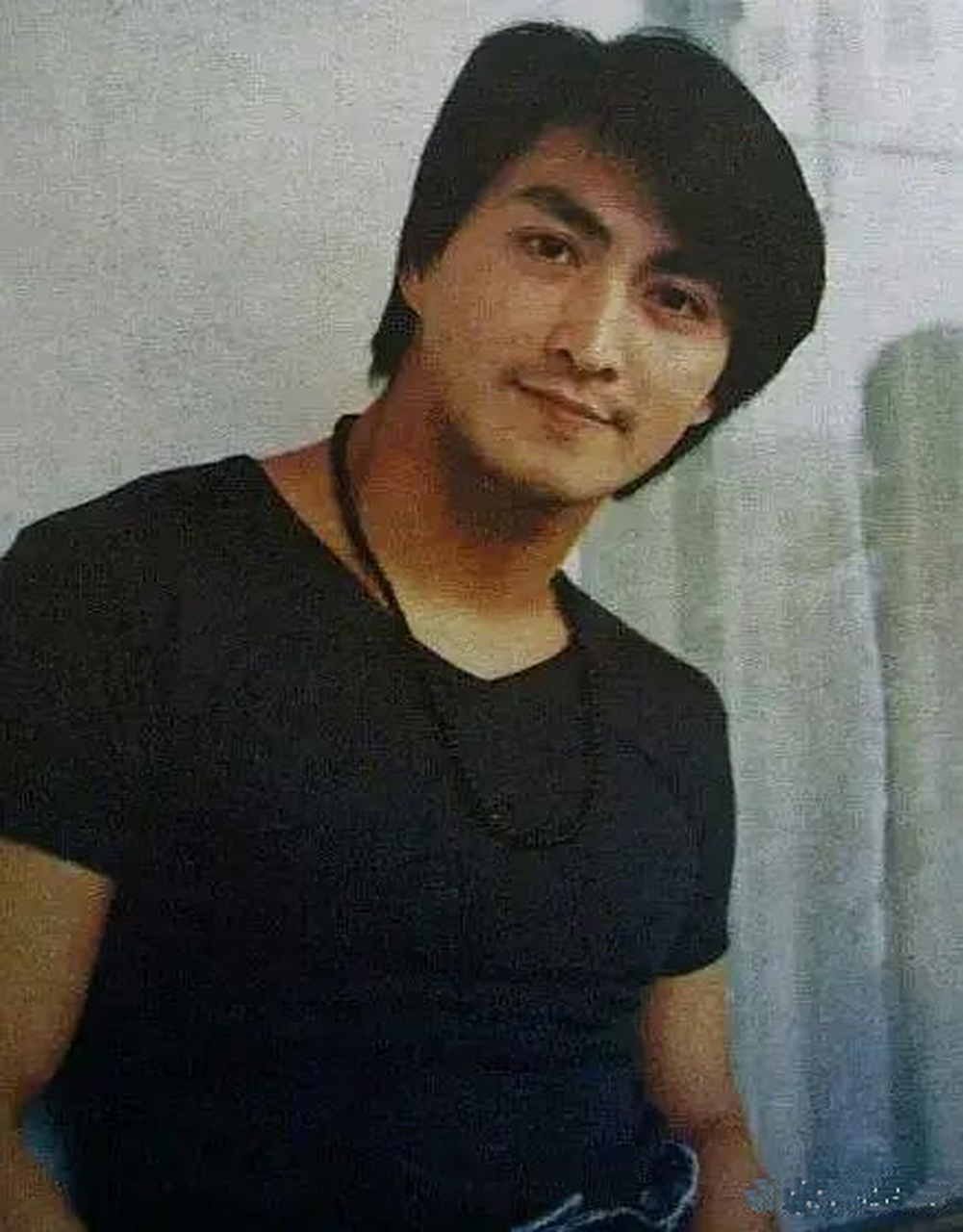 何家劲年轻时也是帅到没朋友,剑眉星目的样子,也是迷倒万千少女