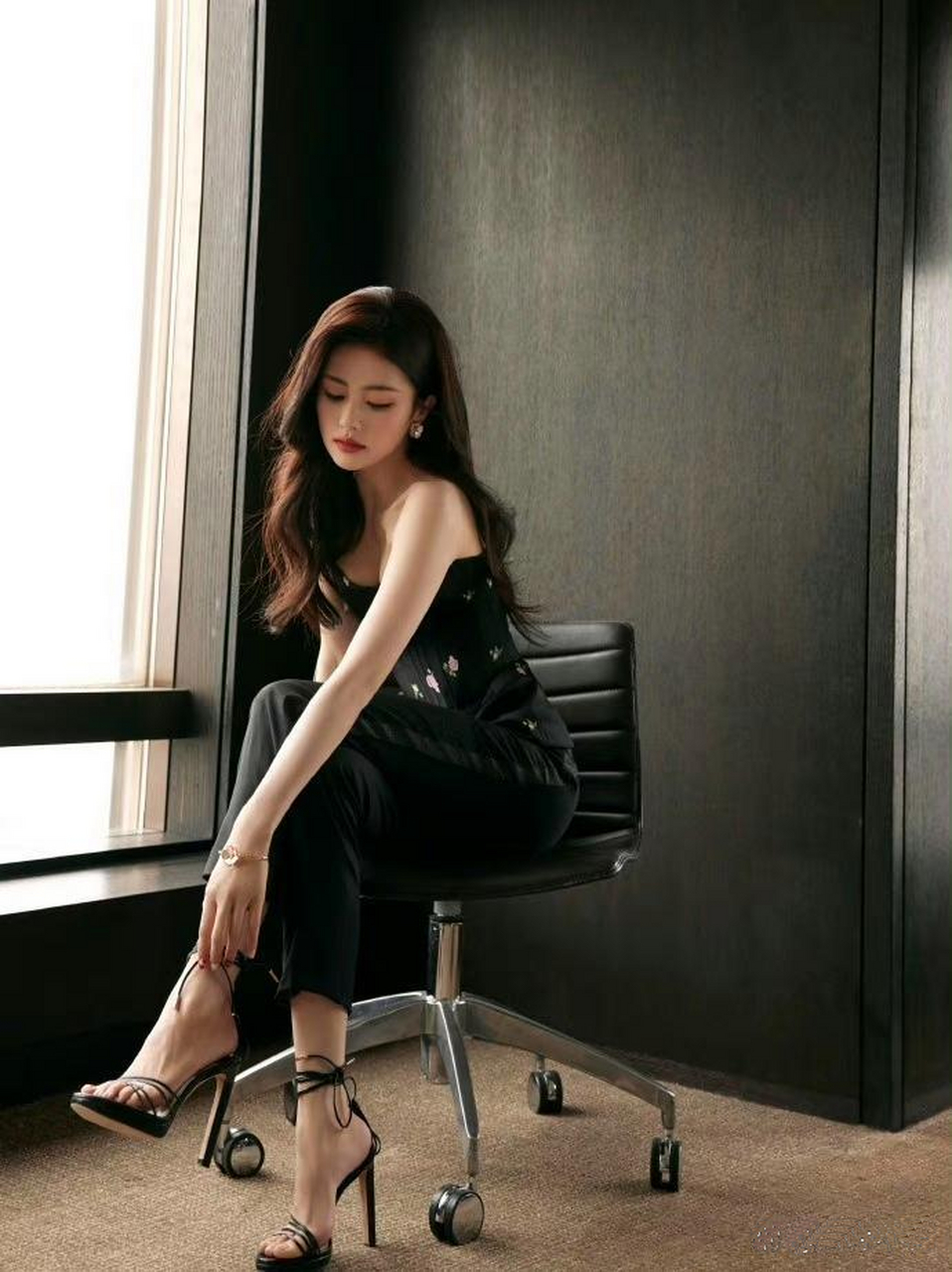 白鹿,黑色抹胸裙,,罕见高清照片,真是爱了爱了,这样的女神谁不喜欢嘛?