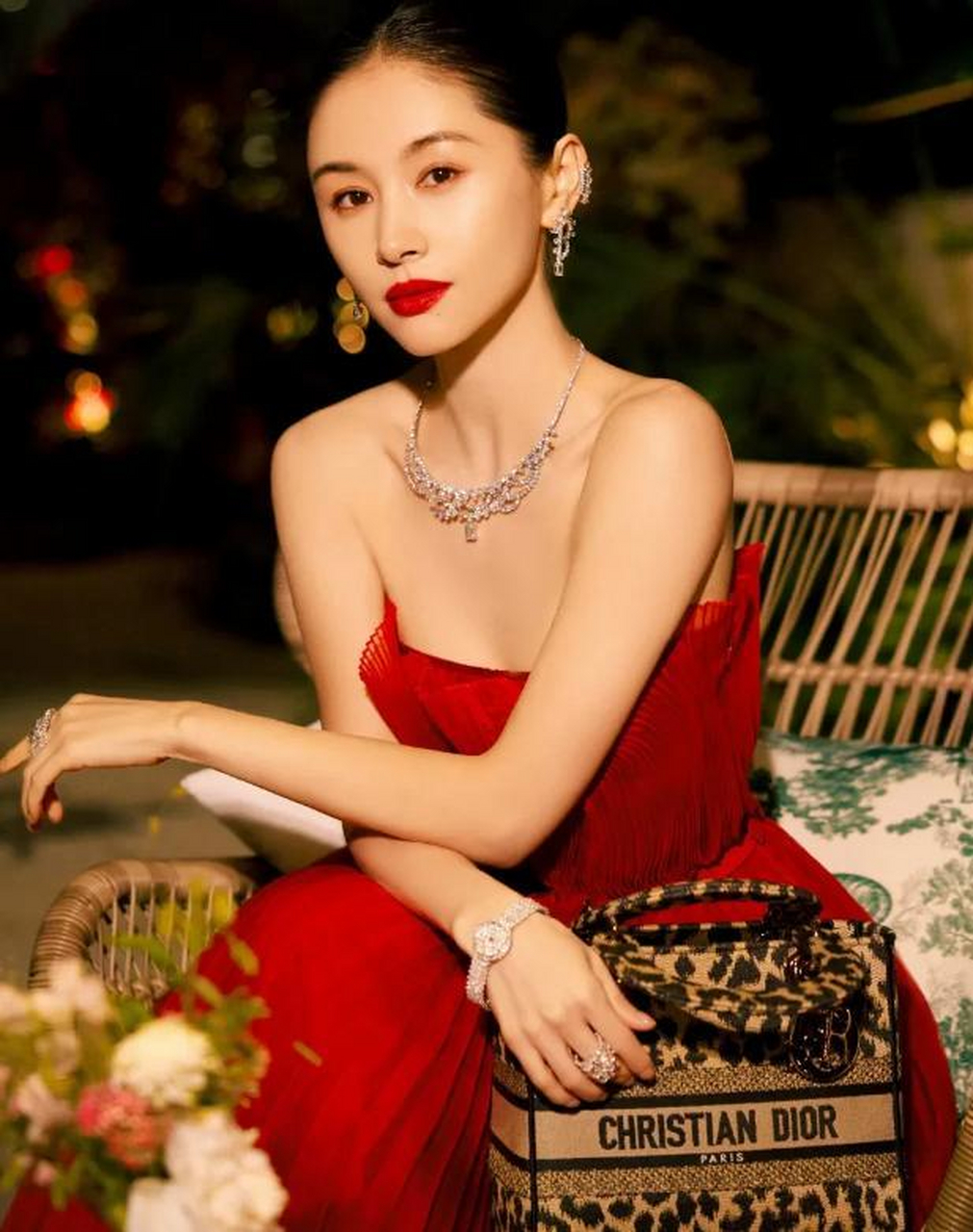 王子文在迪奥活动上成为抢镜的女王,她一袭红色抹胸长裙,配上大红唇