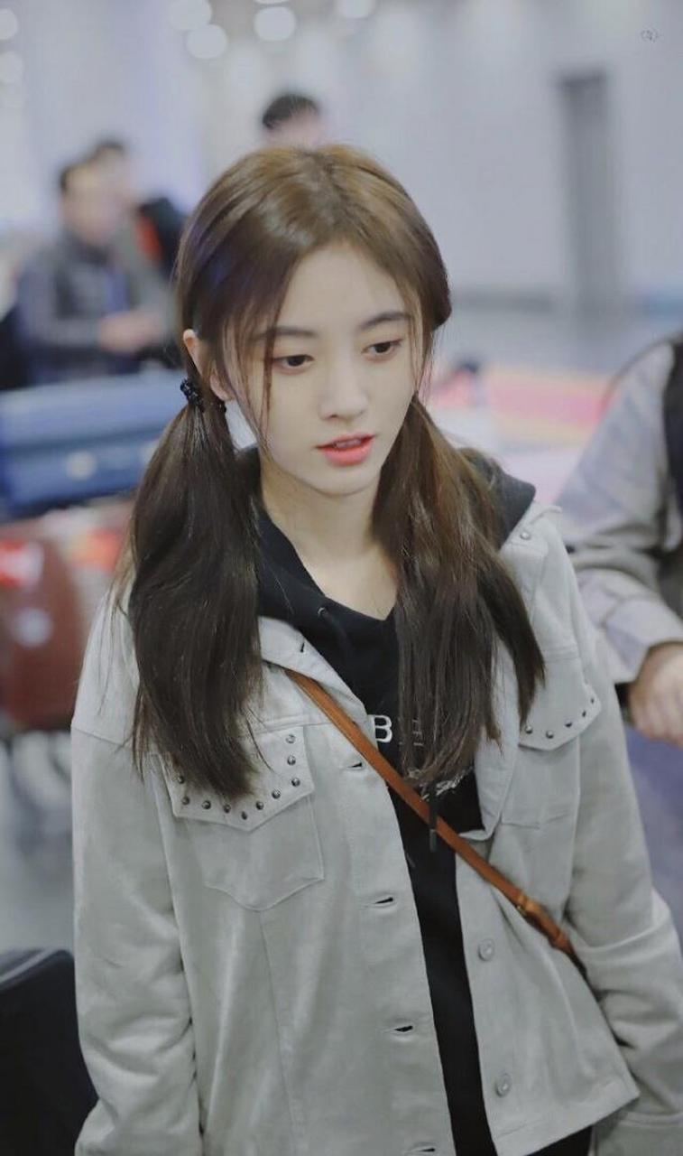 鞠婧祎梳起了双马尾