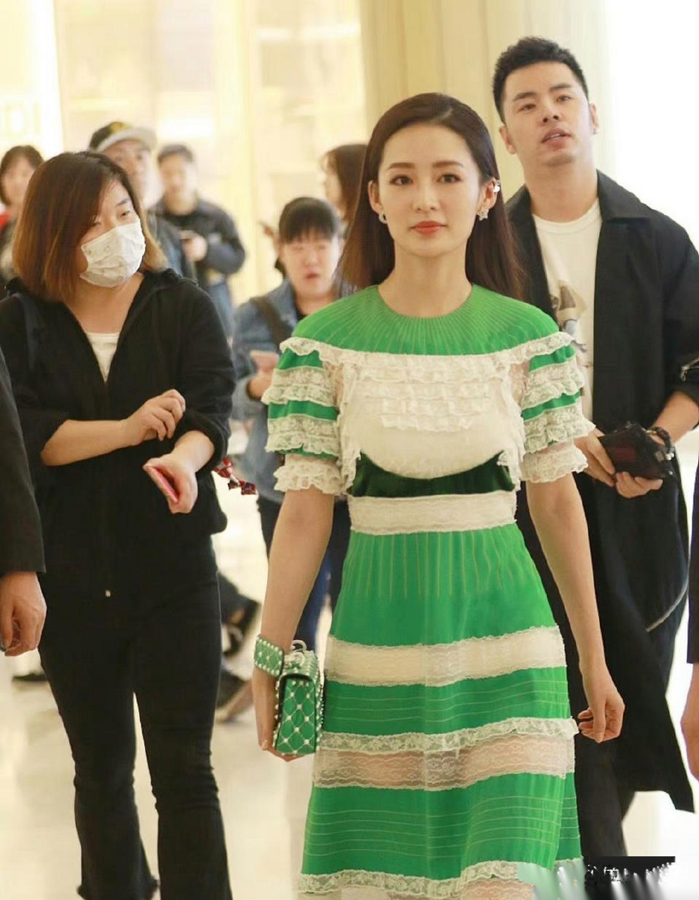 李沁一身夹绿裙子,也落落大方,从容自信,挺好.
