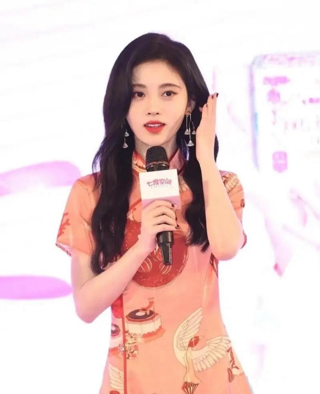 鞠婧祎穿旗袍配长靴