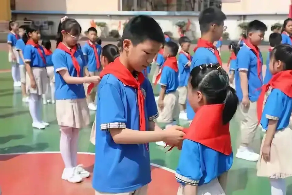 红领巾系法惹争议,改变传统被指模仿日本,老师发声聊城关闭评论