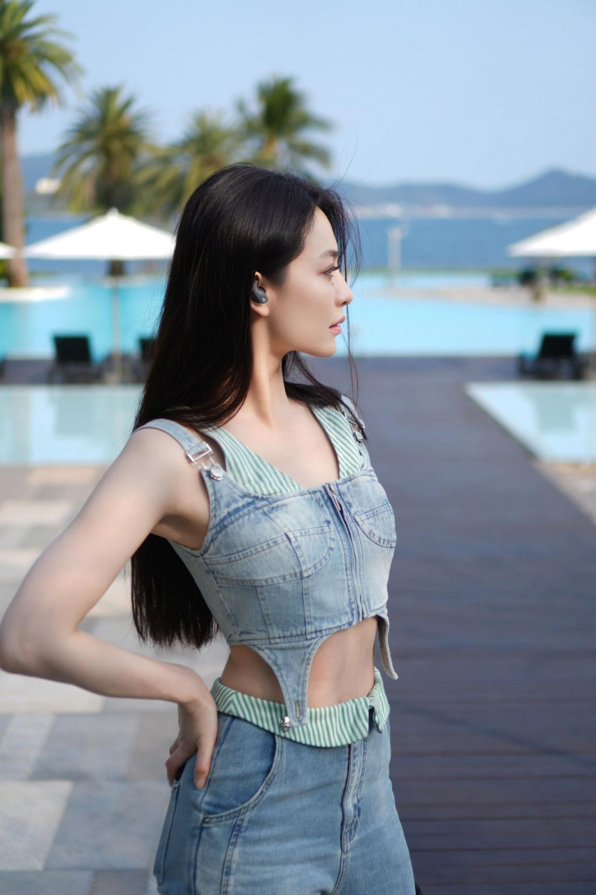 气质美女,牛仔无袖上衣,时尚又清凉,完美展现她的纤细手臂.