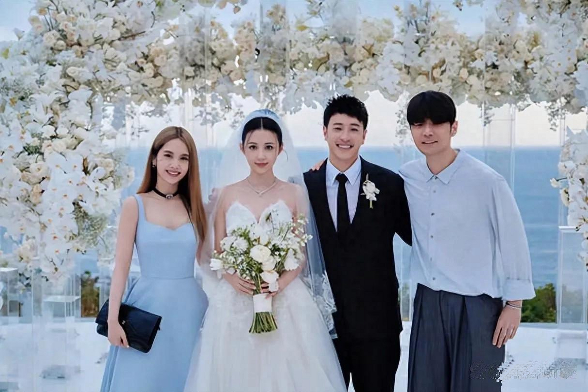 杨丞琳和李荣浩罕见同框,一起参加潘玮柏的婚礼,甜蜜幸福模样秒杀全场