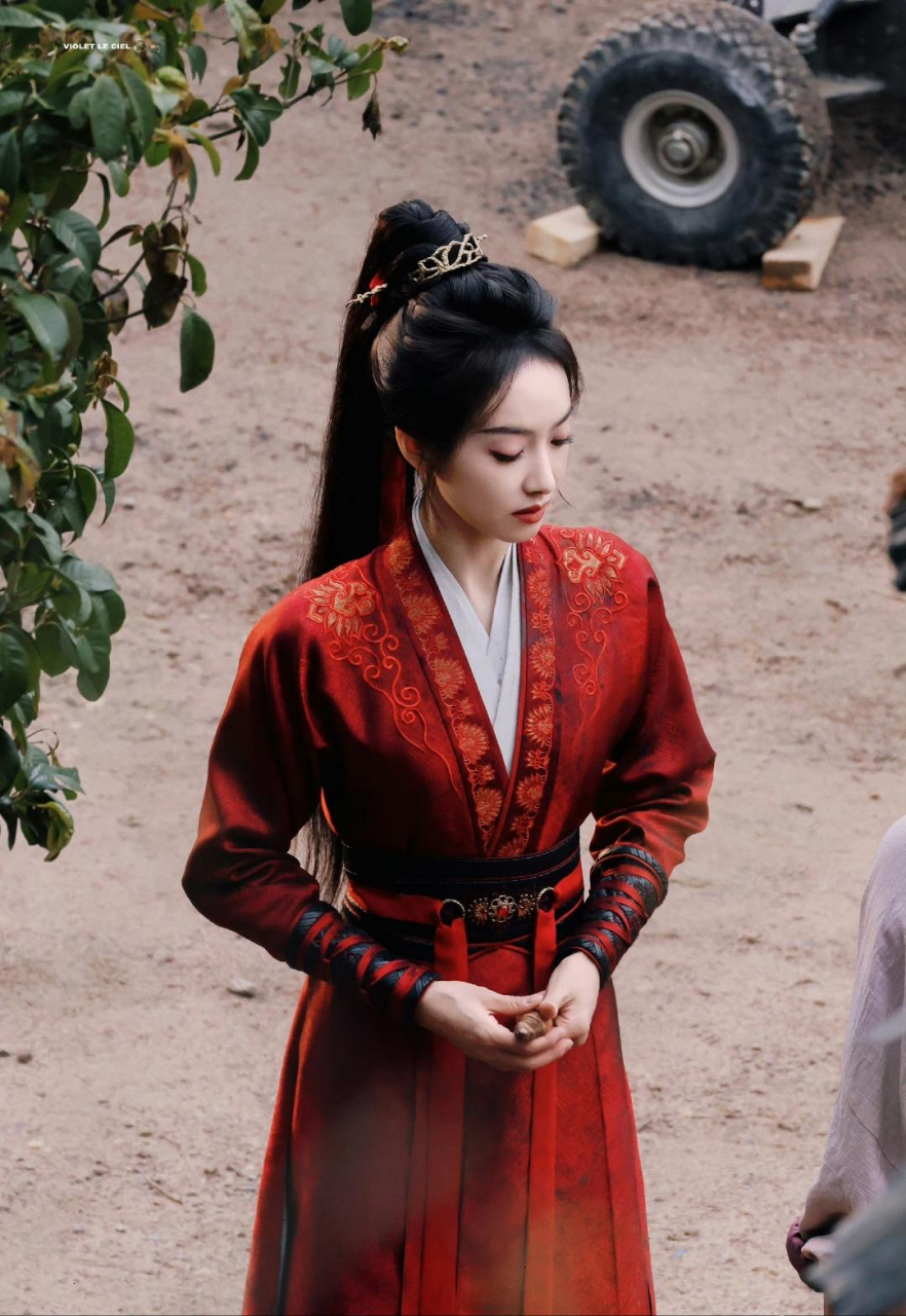 宋茜红衣女将军造型