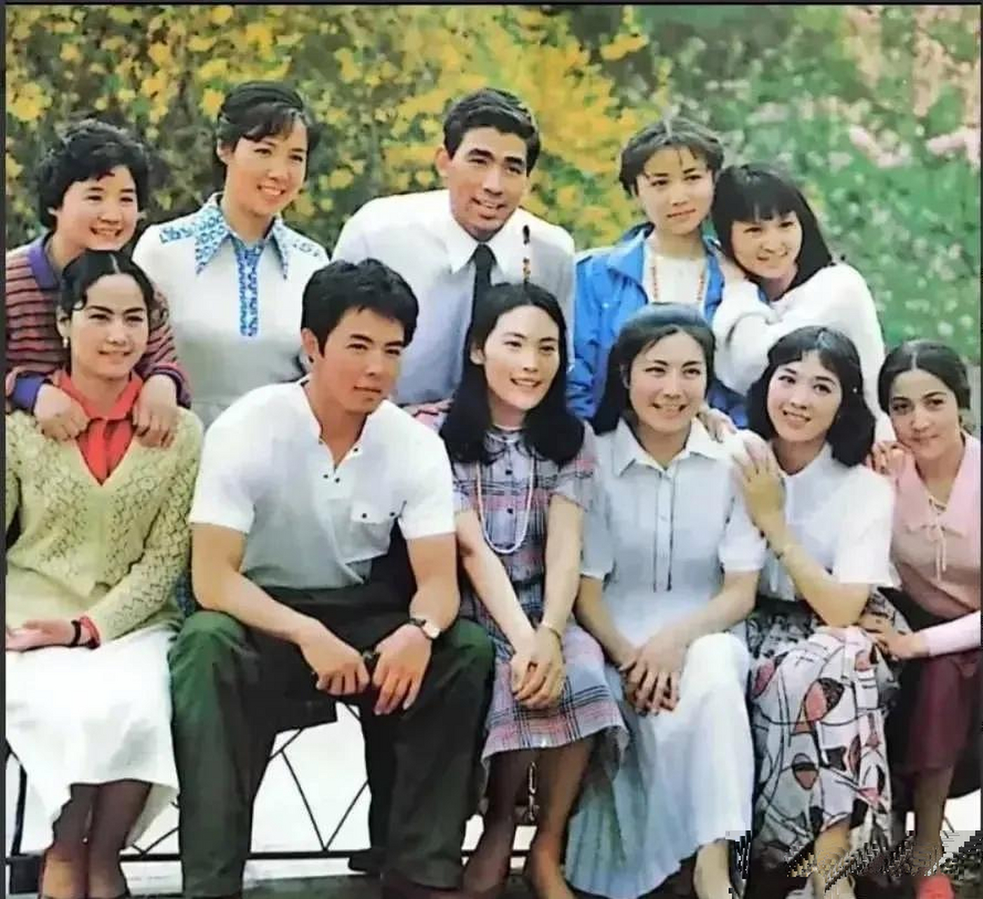 《大桥下面》剧组旧照曝光,张铁林和龚雪的青春岁月太惊艳!穿搭时尚至