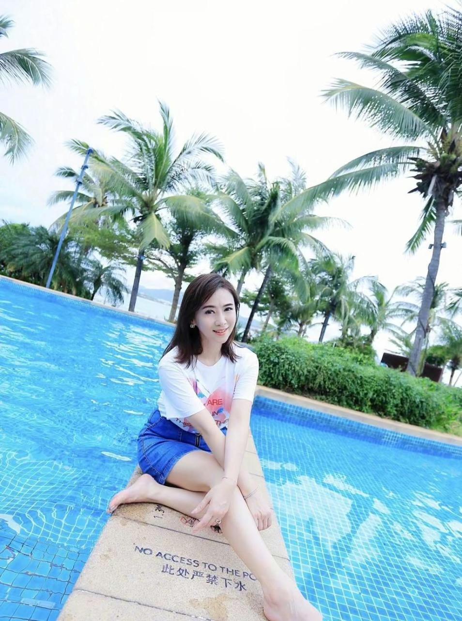 翁虹选择了一款白色圆领短袖t恤,简单经典的款式,永远不过时