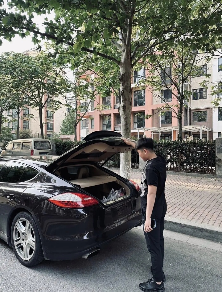 这么年轻的小伙子就开上了法拉利,真的是让人想象不到的事,一看这车的