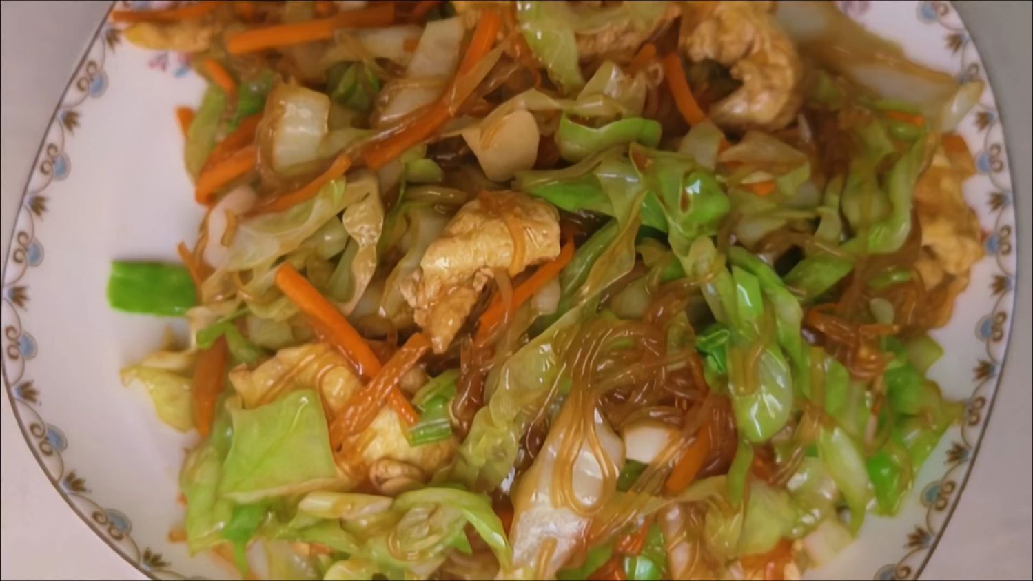 包菜炒粉丝这样做既不粘锅也不成坨。包菜鲜香入味,粉丝根根分明