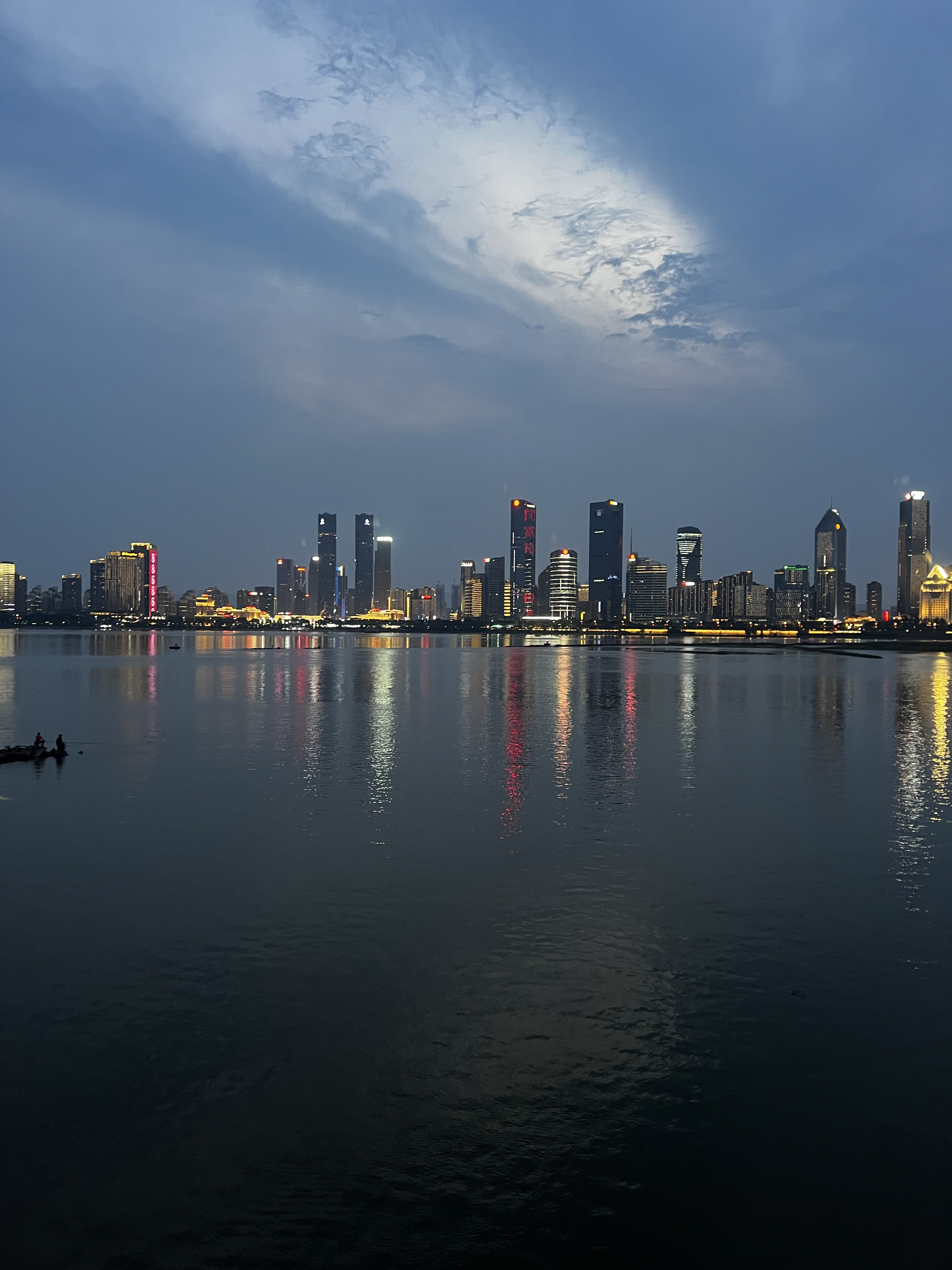 夜晚楼下风景图片图片