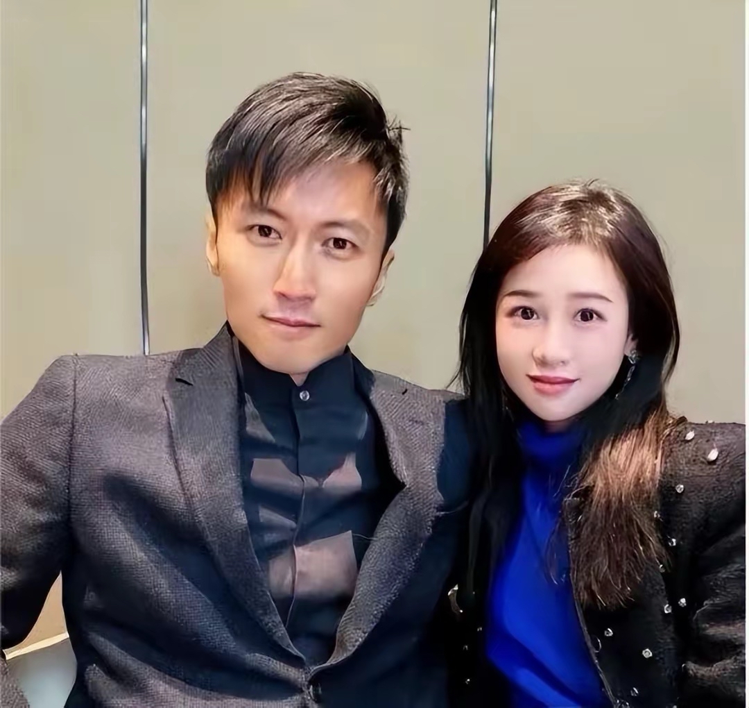 明星谢霆锋出席好友丁佳敏和周力源的婚礼,一身帅气西装亮相,成为全场