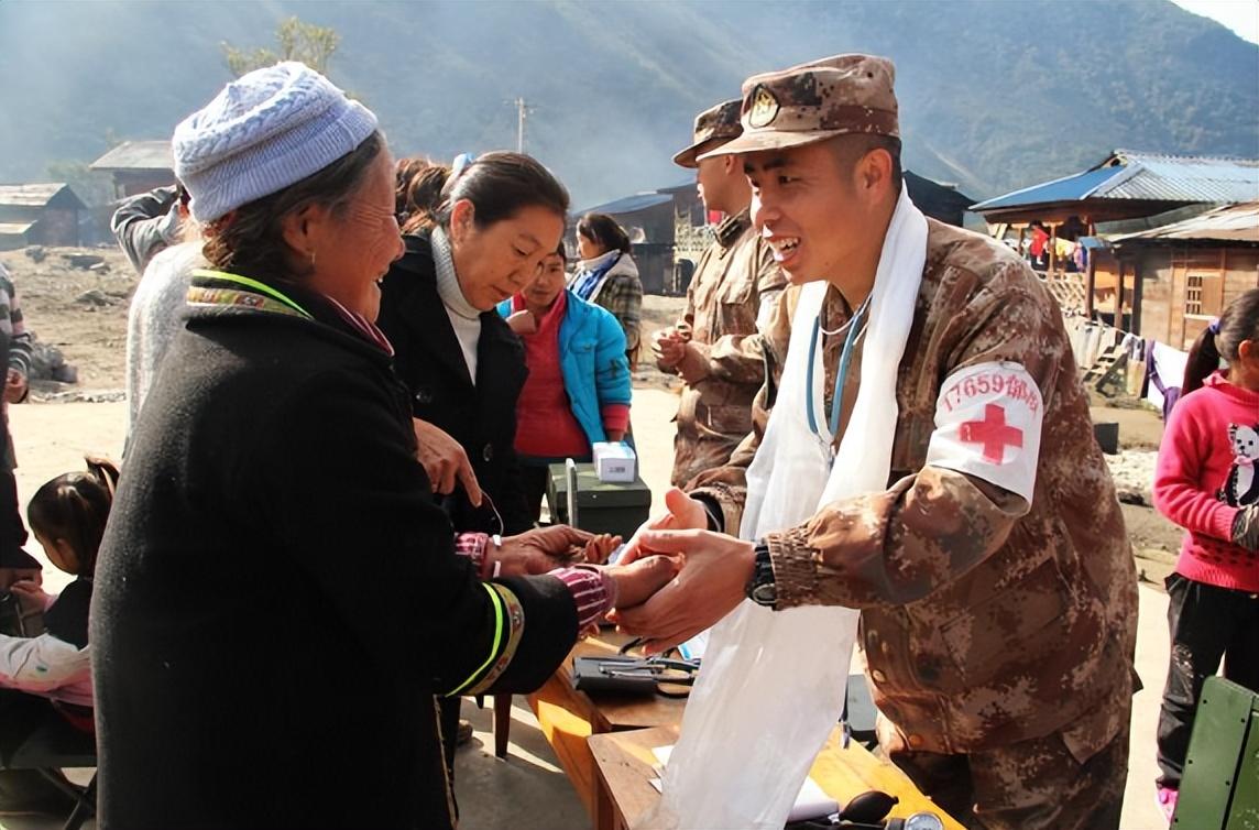 1986年傅全有视察墨脱时,发现300名解放军无一人穿军装,为何?