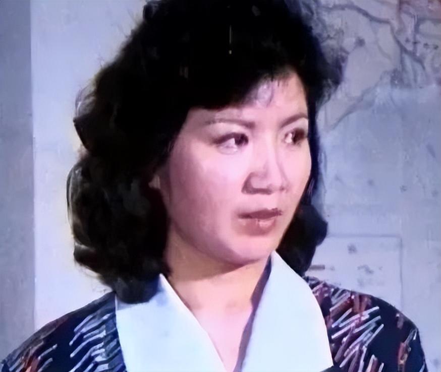 父亲是位文艺爱好者,喜欢看戏,看电影,也常带着曹翠芬一同前往剧院