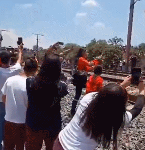 墨西哥女子，与火车自拍，结果被撞后脑勺当场身亡！