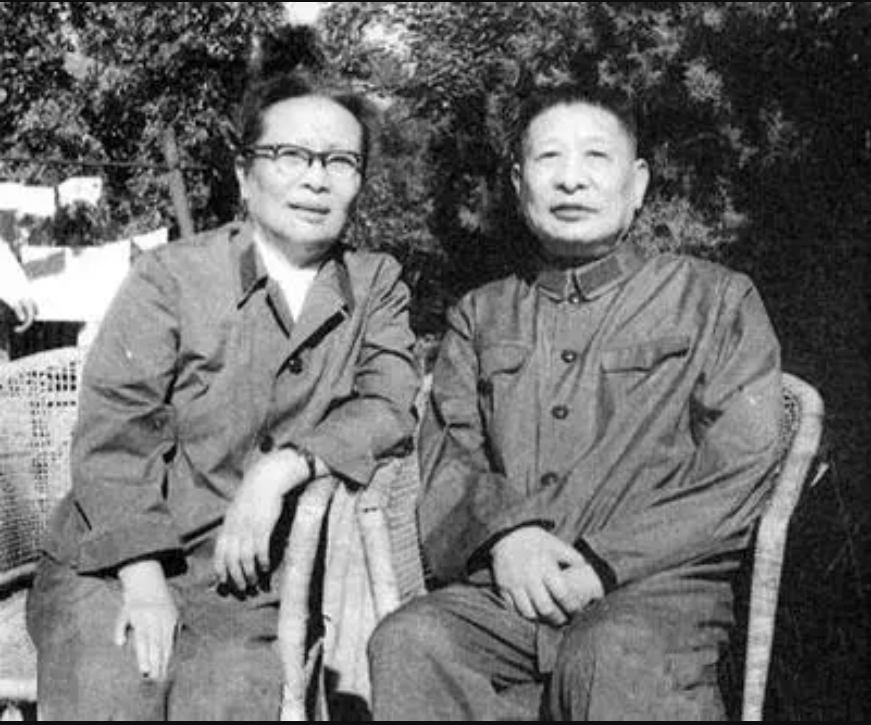 张震晚年给老战友钟期光扫墓,回头对夫人说:上面应该再加个名字