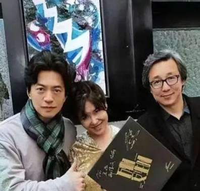 李健开演唱会妻子罕现身,下楼梯紧牵手,孟小蓓半年胖30斤变圆润