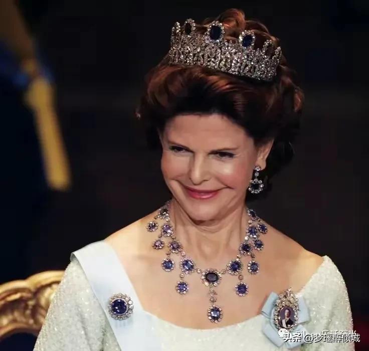 诺贝尔奖颁奖典礼上,希尔维亚王后身穿一袭白色晚礼服,配上奢华的宝石