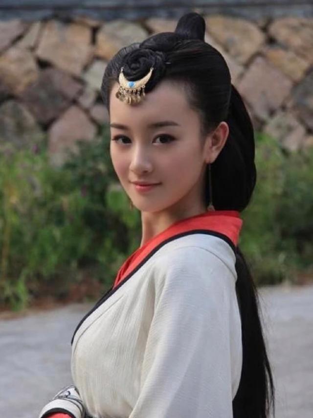 《墨雨云间》张檬上线,我委实愣了一下,以前演海兰珠时多美啊