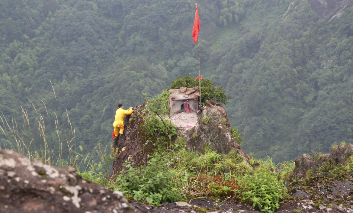 峭壁飞人邹在宏:代烧"龙头香",一次199元,春节一天最多赚2万