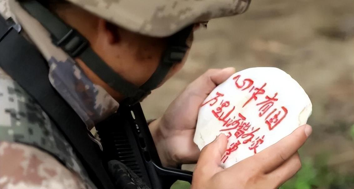 1986年傅全有视察墨脱时,发现300名解放军无一人穿军装,为何?