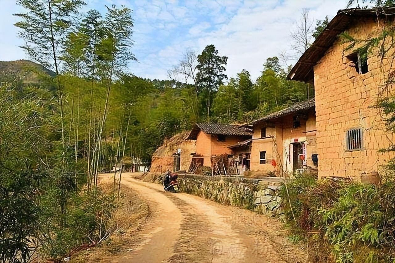 虽然阿四叔的家中渐渐平静下来了,但是葛家可热闹了.