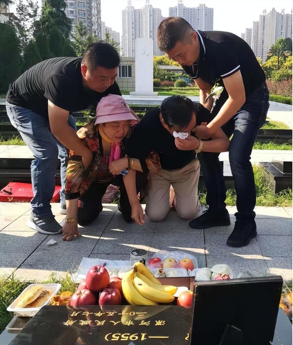 2019年9月5日上午,漯河市烈士陵园内迎来了一行6人
