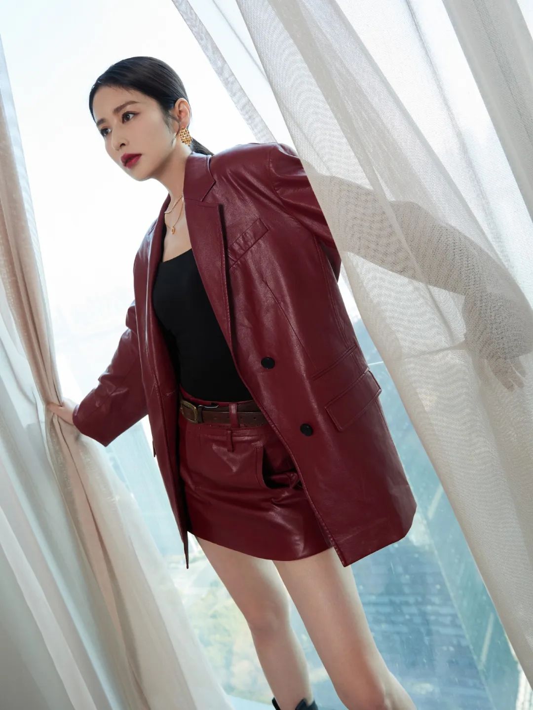 颖儿:皮衣美腿下的高冷气质 御姐范