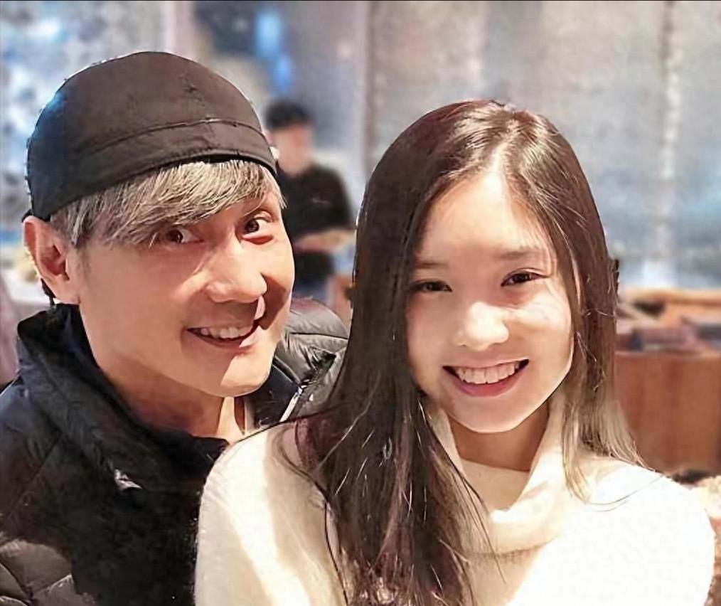 56岁包小柏中年丧女受访,把女儿骨灰制成项链,每日佩戴悲观厌世