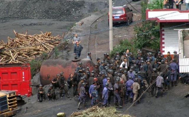 2010年,云南泸西县某黑老大,因为煤矿纠纷,纠集120余人扑向对家,结果