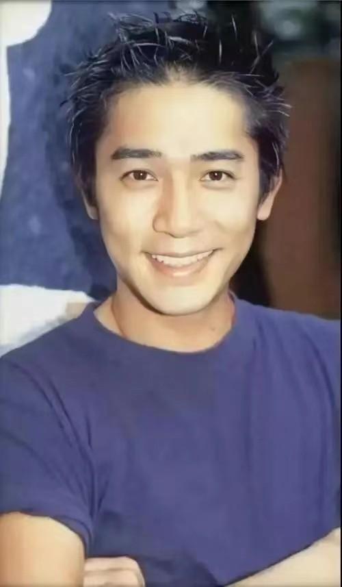 他是出生于中国香港,但是祖籍却是广东台山的,刚开始记事的梁朝伟是有