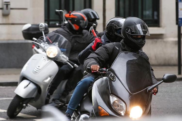 民警邱建军身中15刀牺牲,枪已上膛,他为何不开枪?原因曝光!