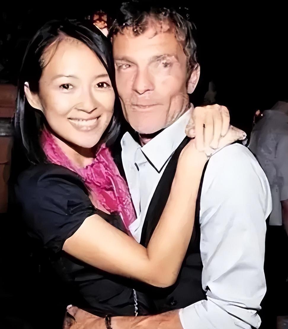 曾经跟章子怡"叠罗汉"的未婚夫vivi现身默多克婚礼,瘦成植物人