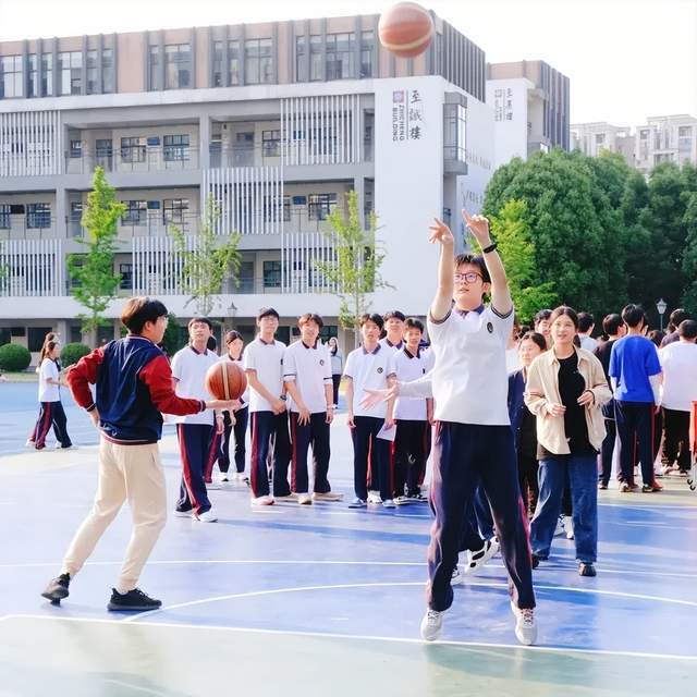 苏州新草桥中学考前"花式"解压,学弟学妹真情送祝福