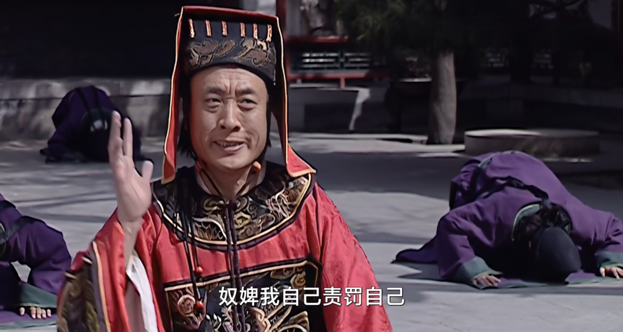 从嘉靖继位起,吕芳便是司礼监掌印大太监,统管内宫十万宫女太监以及二