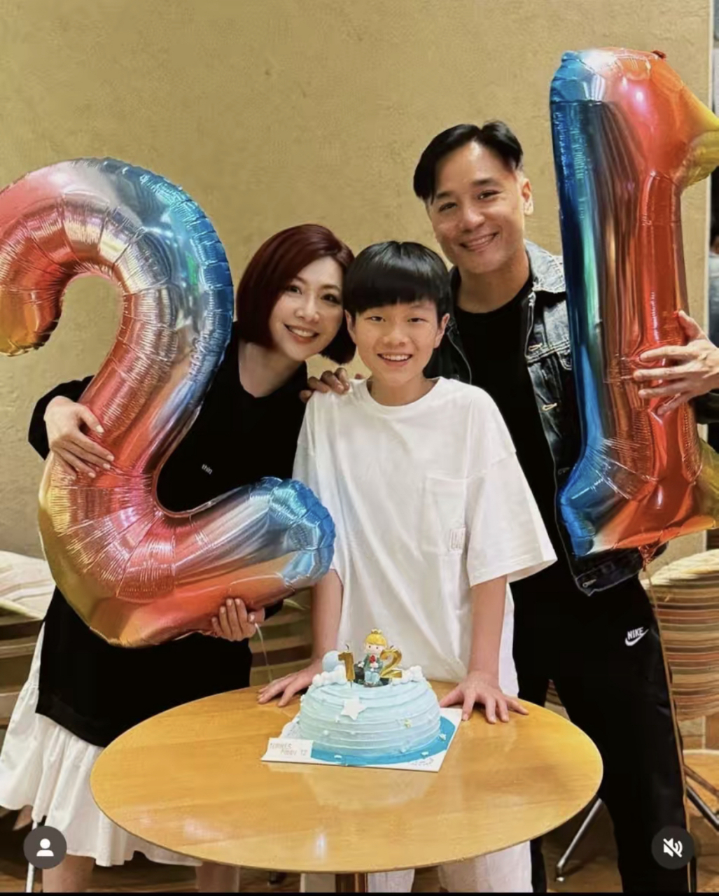 杨千嬅12岁儿子庆生照被泄!硬朗帅气太像爸,丁子高亲戚抢先发布.
