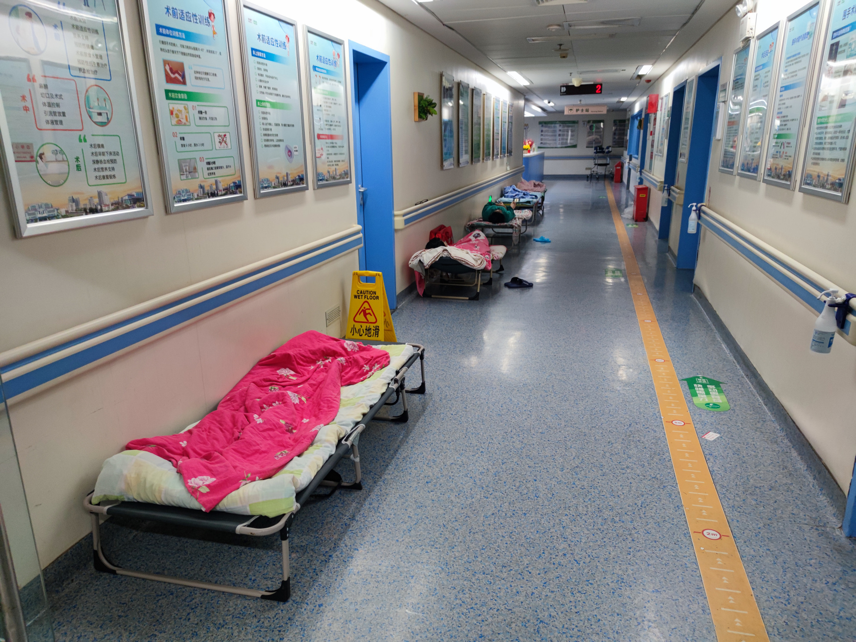 这是武汉市某医院病房走廊的一部分,家有一人生病,亲人前来陪护,夜间