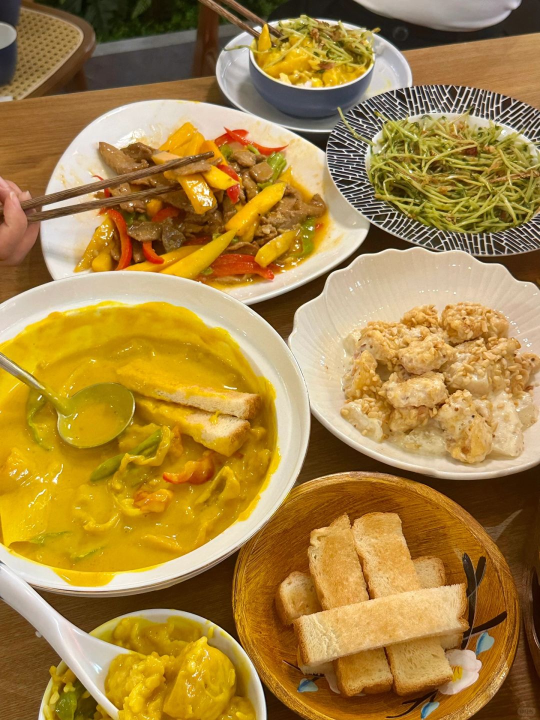 就很浓郁啊还搭配了烤面包可以蘸着吃第一次芒果饭都没吃光吃咖喱