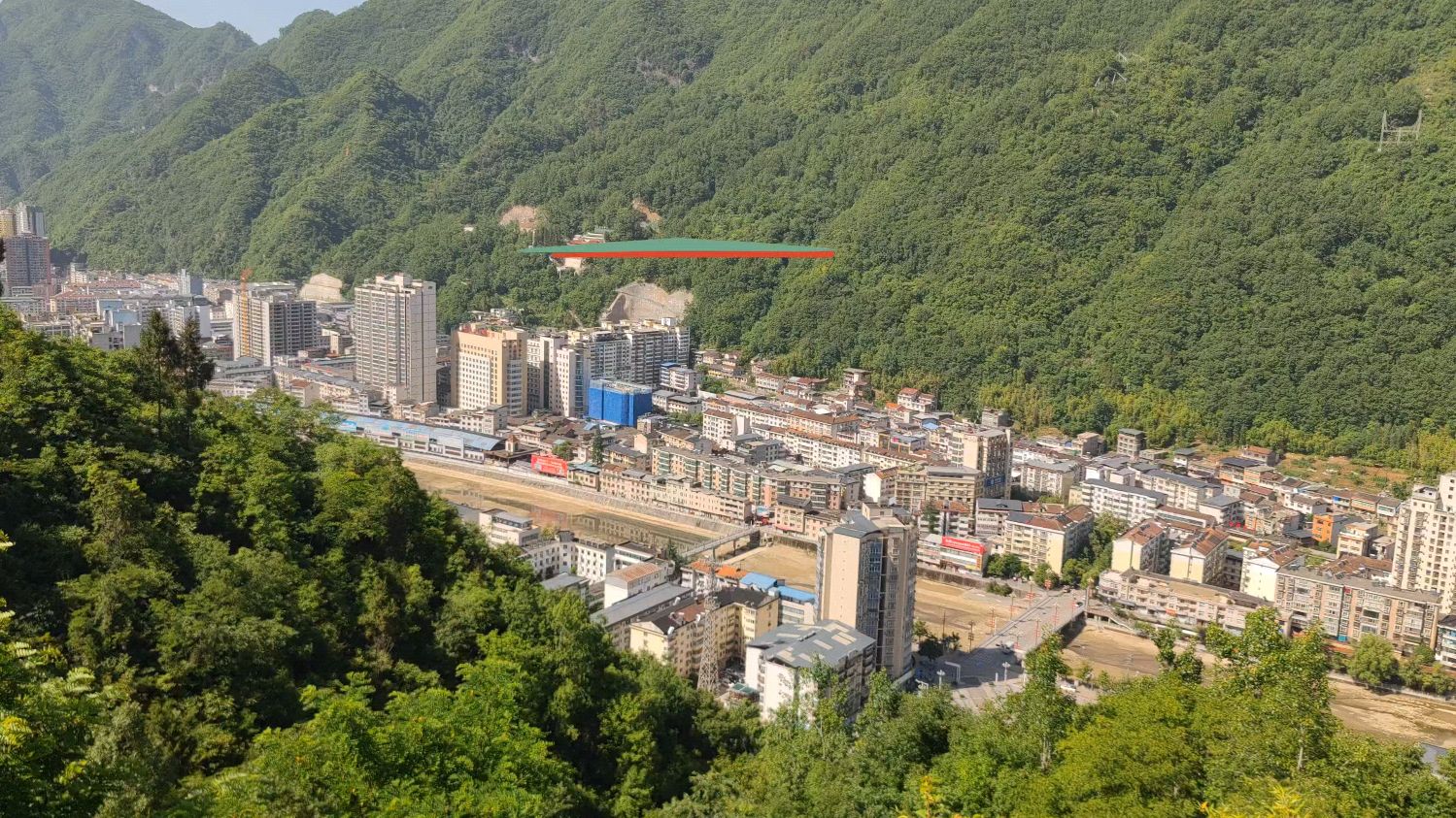 秦巴山区的镇巴县,县城早市人多热闹,吃热面皮配菜豆腐味道美