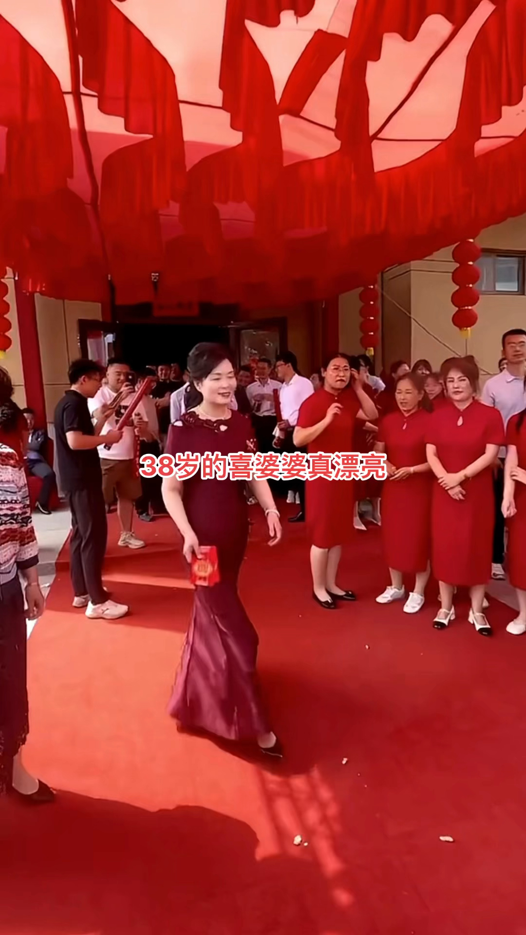 婚礼当天38岁的喜婆婆打扮漂漂亮亮的迎接新娘下车,真的太漂亮啦