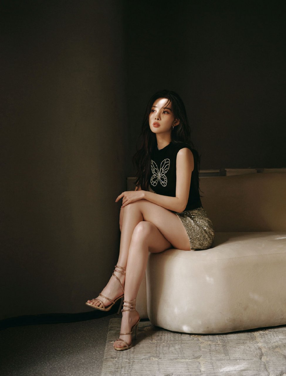 孟子义绝美写真曝光,长腿纤细惊艳众人!优雅气质展露无遗