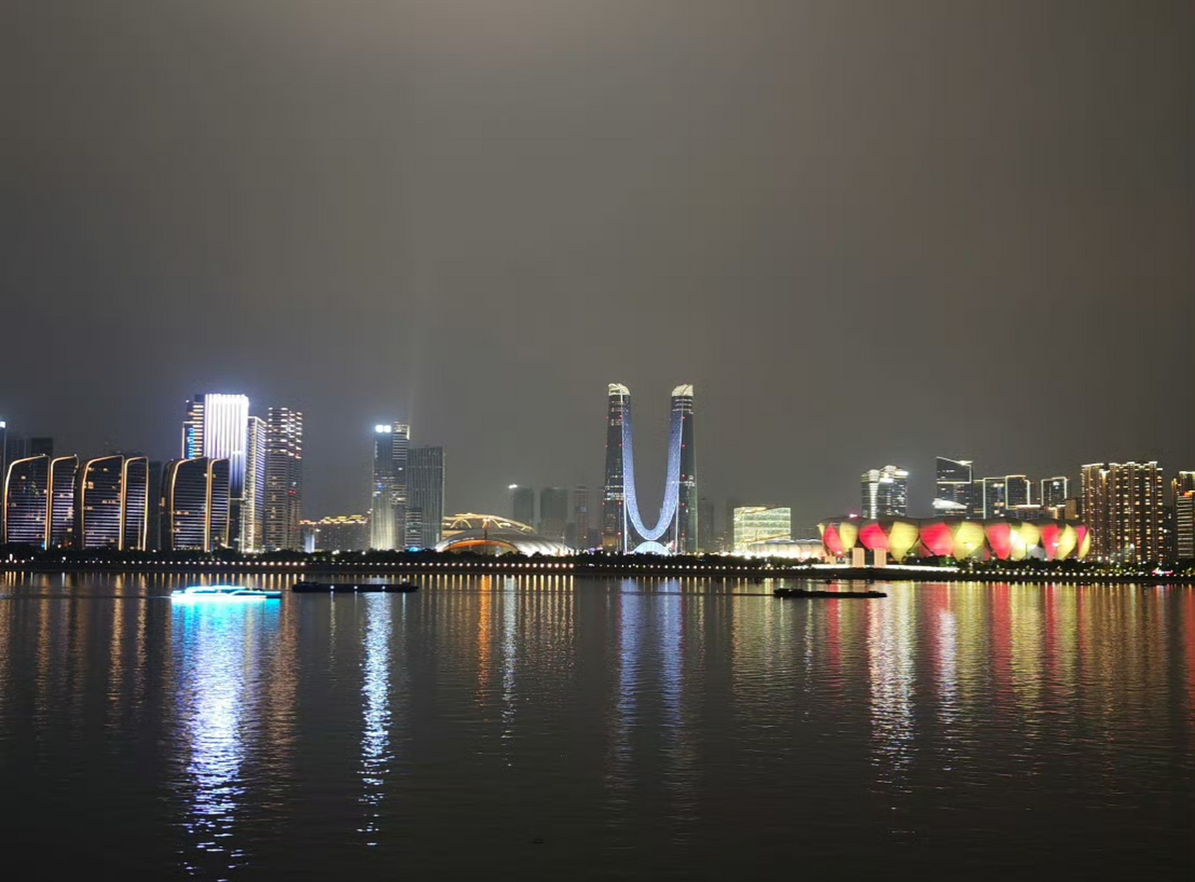 这里和白日里杭城古朴典雅的形象有很大不同,夜色里灯光熠熠生辉,城市