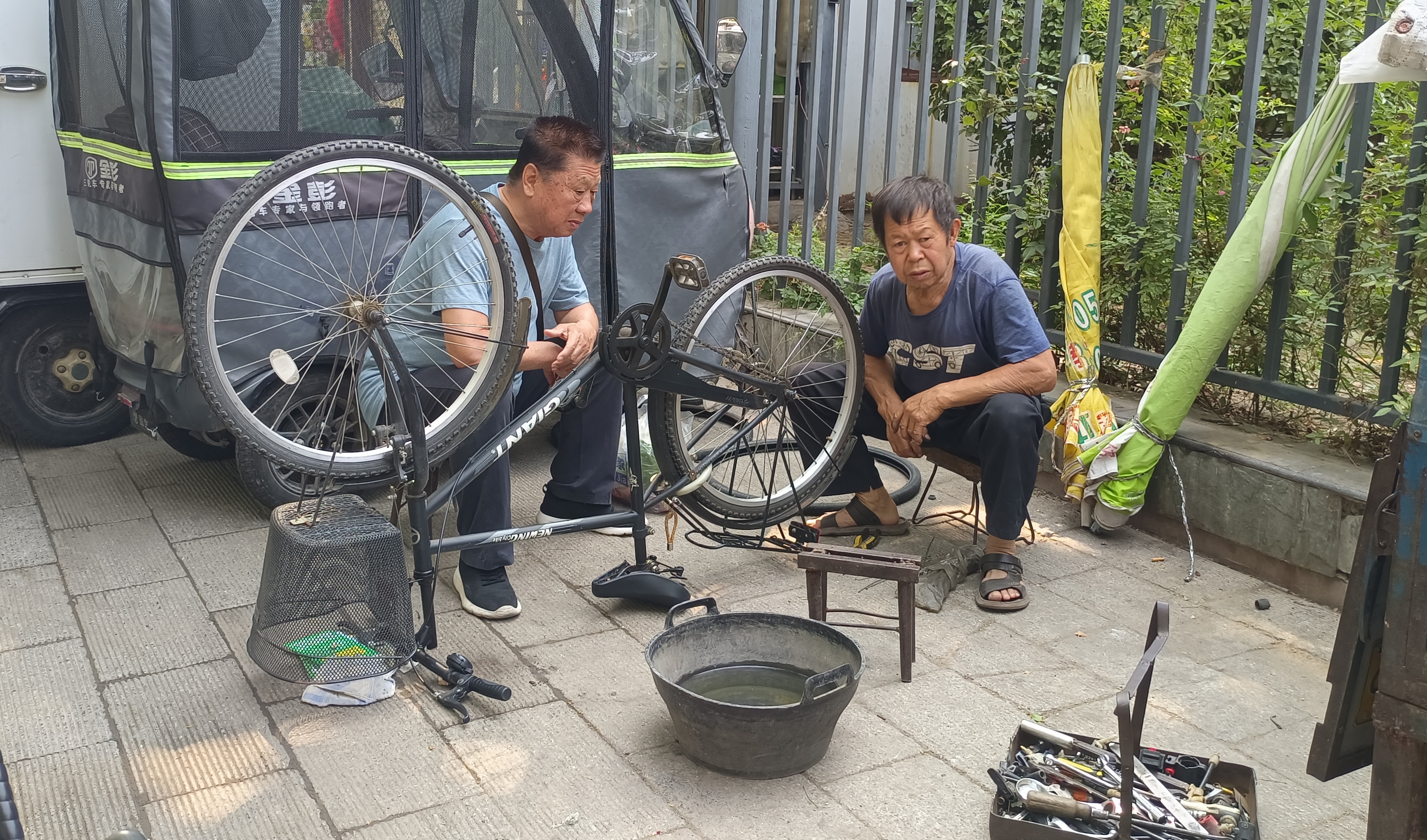 在现在这个电动车满大街的时代,自行车师傅的生计确实受到了不小的
