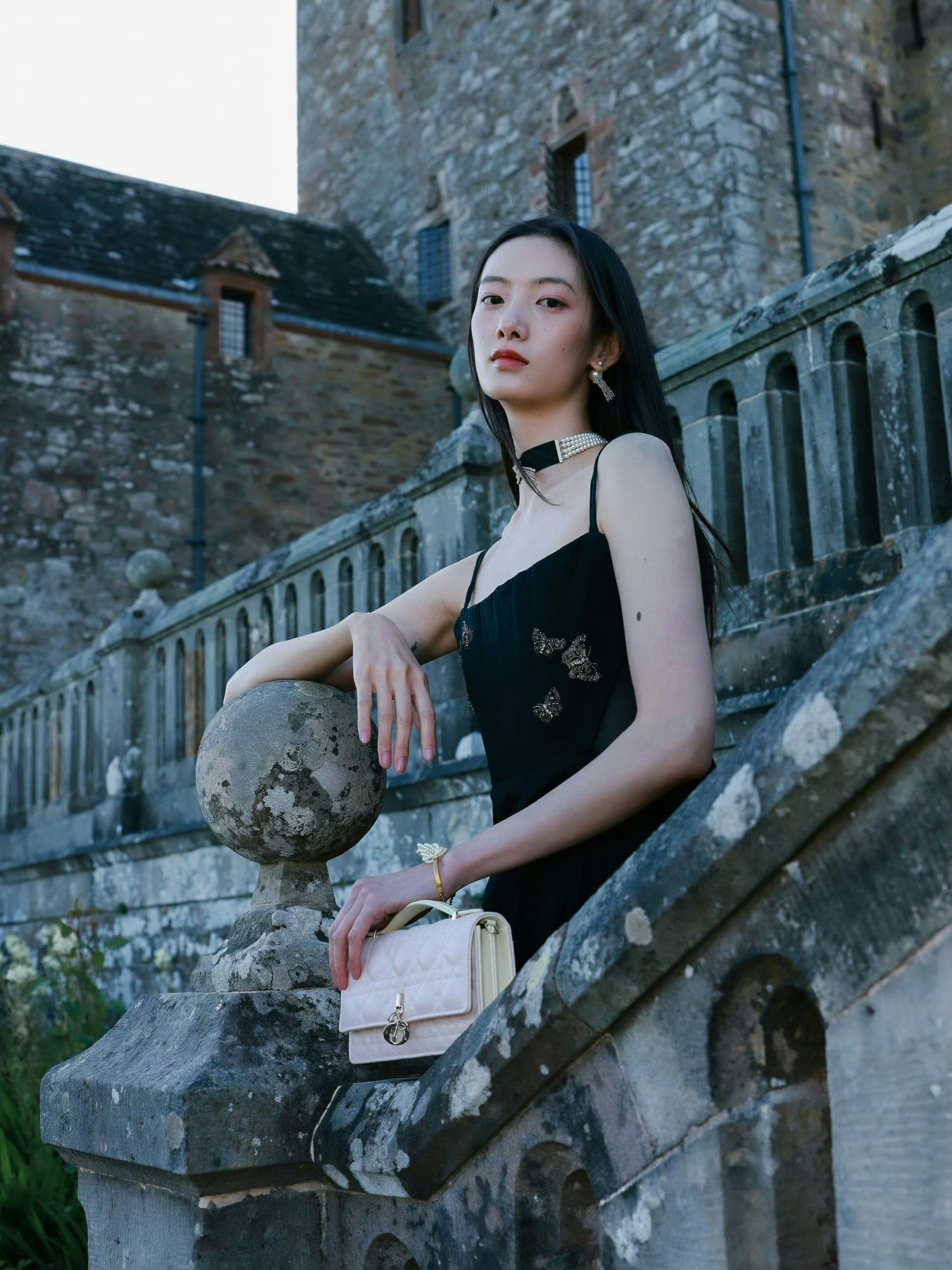 cici 项偞婧的看秀look,脖子长真的会自动增加一份清冷气质.