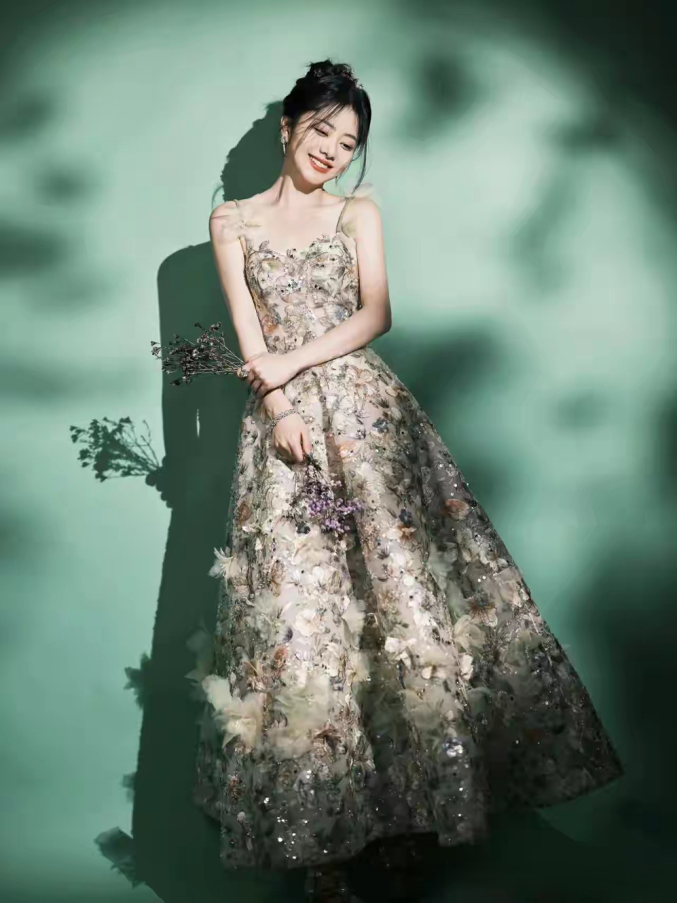 谭松韵,她就如同春日里最娇艳的花朵,绽放着迷人的光彩.
