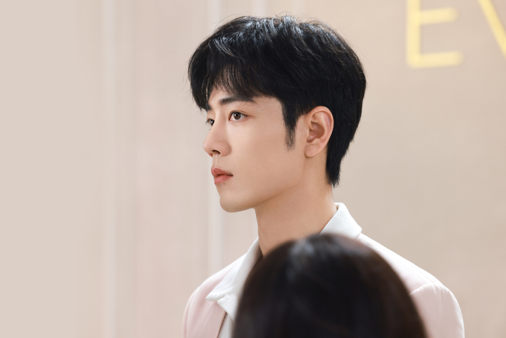 肖战  粉色西装  存图[挤眼] 动动你发财的小手[鲜花]